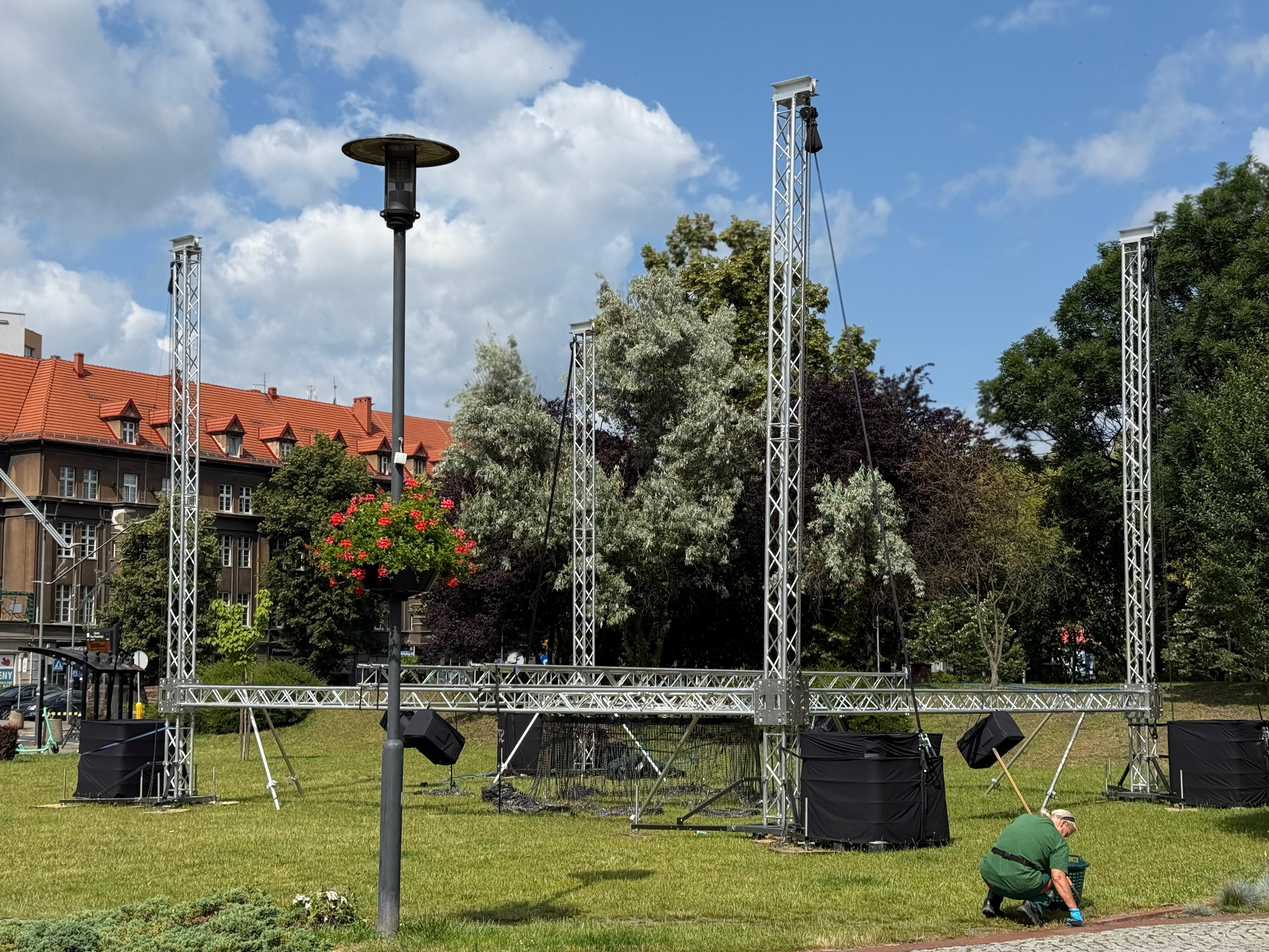 Fot. K. Róg/UM w Gliwicach Montaż instalacji na skwerze Doncaster