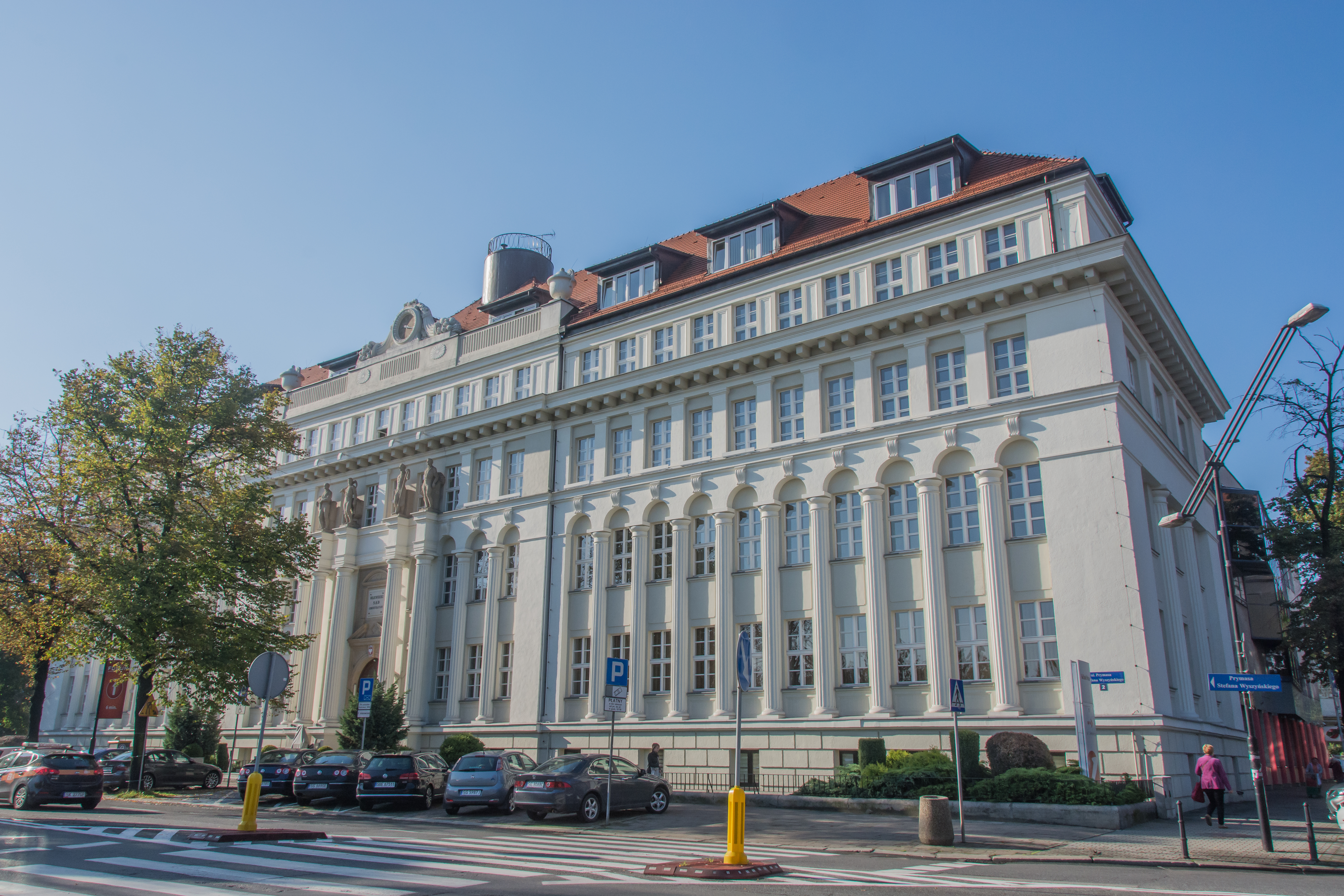 biały zabytkowy budynek