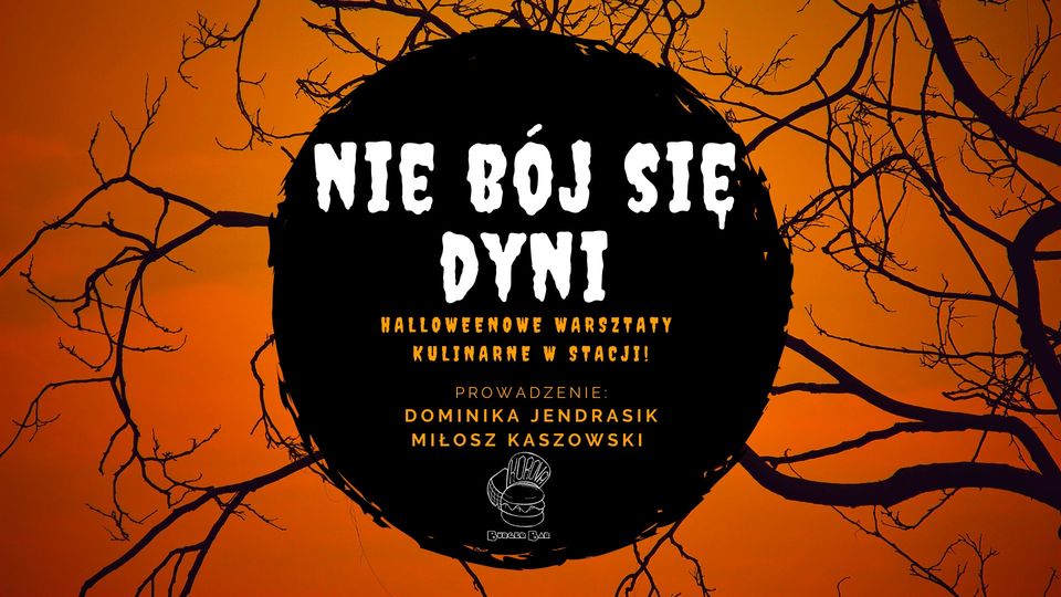 Czarna dziura na tle ognistego nieba i gałęzi, a w niej napis: Nie bój się dyni