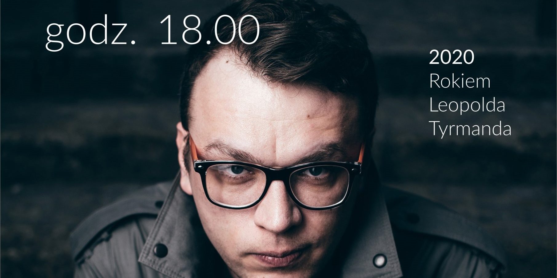 mężczyzna w okularach