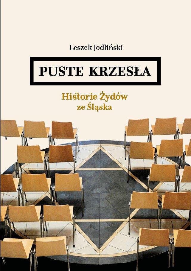 Zdjęcie przedstawia front okładki książki "Puste krzesła" Leszka Jodlińskiego, fotografia przedstawia puste krzesła