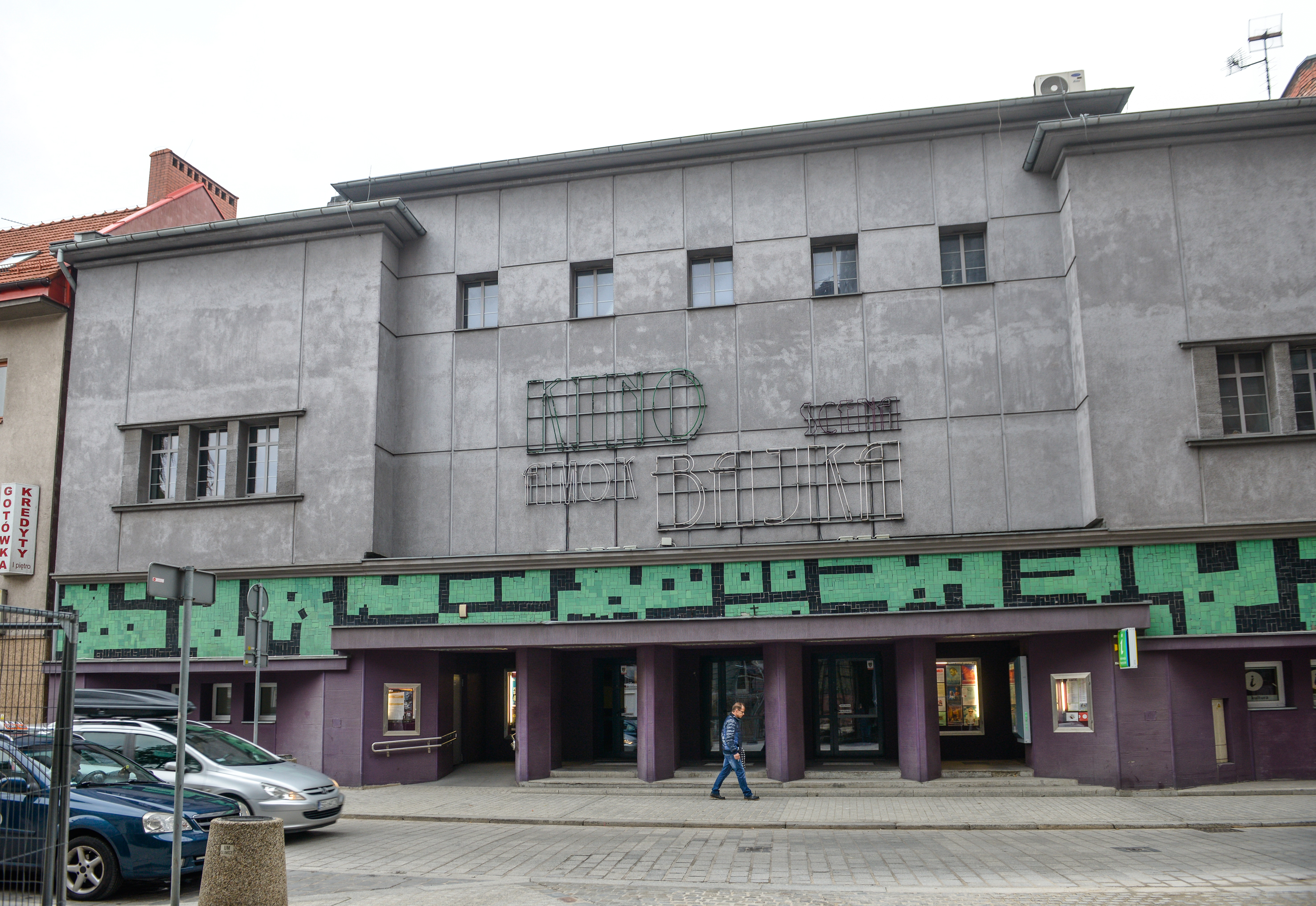budyenk kina Amok widoczny z ulicy