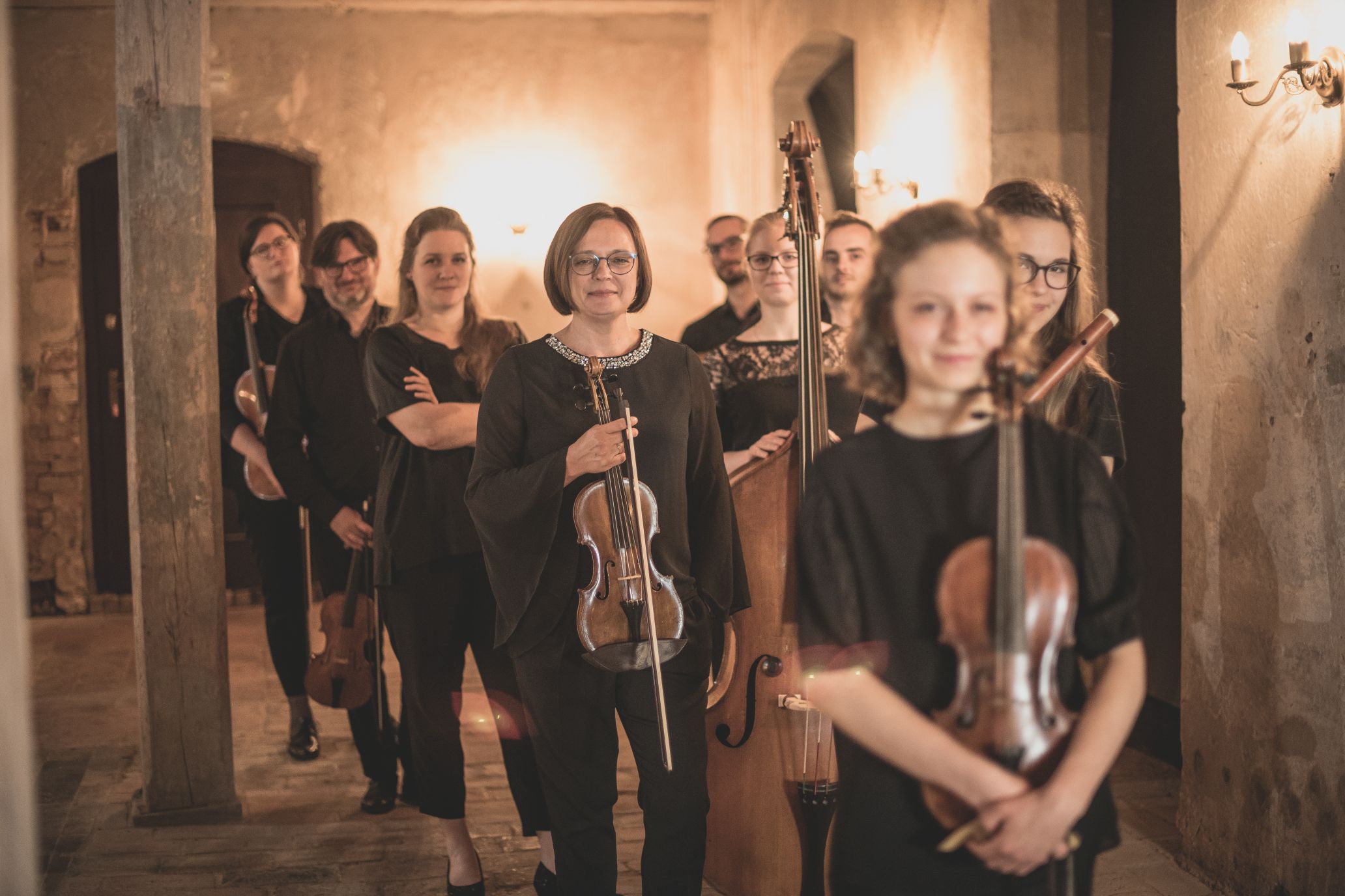 muzycy z instrumentami, pozowane zdjęcie promocyjne