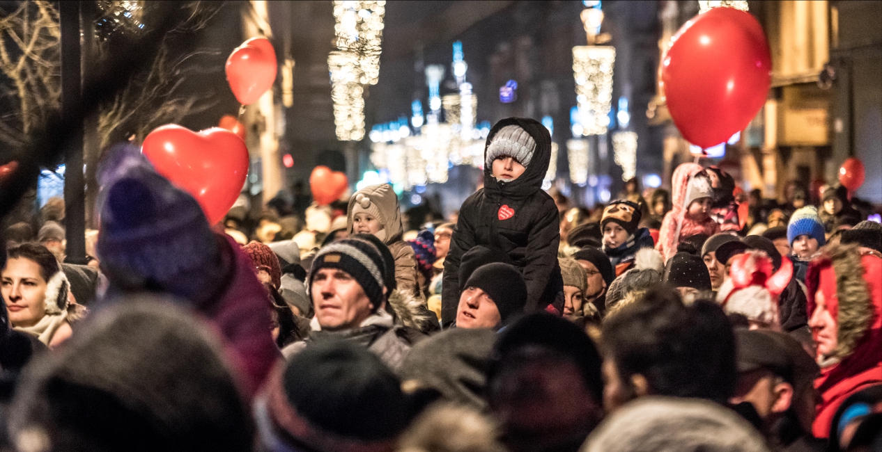 Zdjęcie przedstawia ludzi zgromadzonych w Gliwicach podczas finału WOŚP