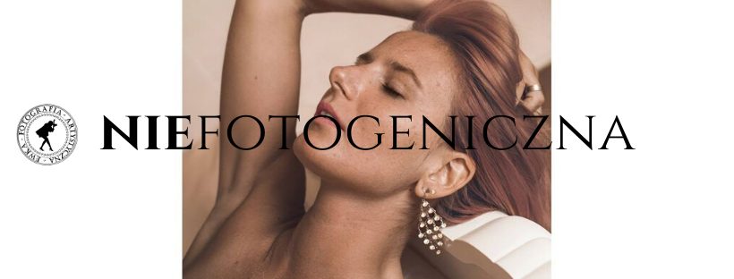 Na fotografii kobieta, zdjęcie w tonacji ciepłych barw, na środku napis "niefotogeniczna"
