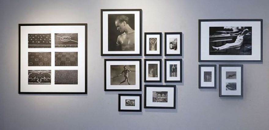 fotografie powieszone na ścianach