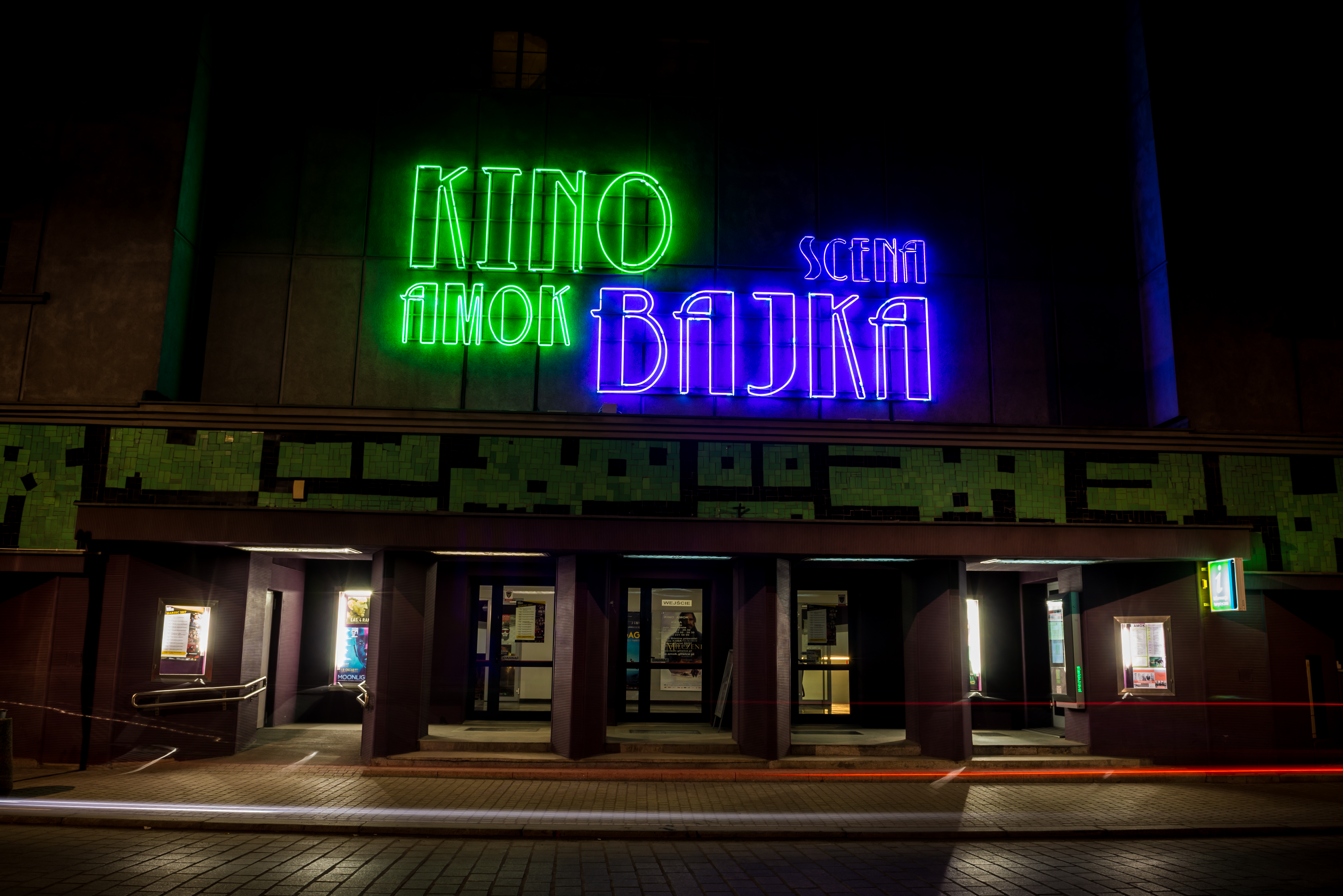 podświeltony neon kinowy, widok na wejście główne do kina