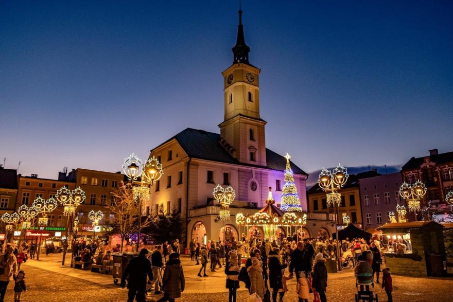 wieczorny Rynek ozdobiony światełkami