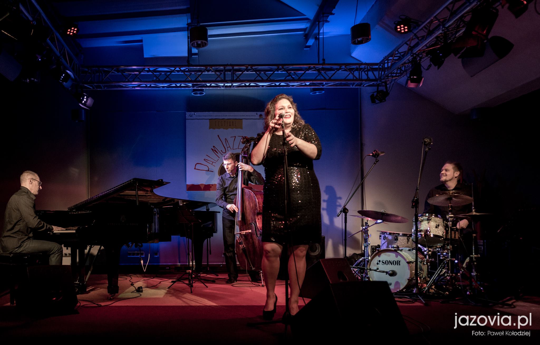 wokalistka śpiewa na scenie Jazovii