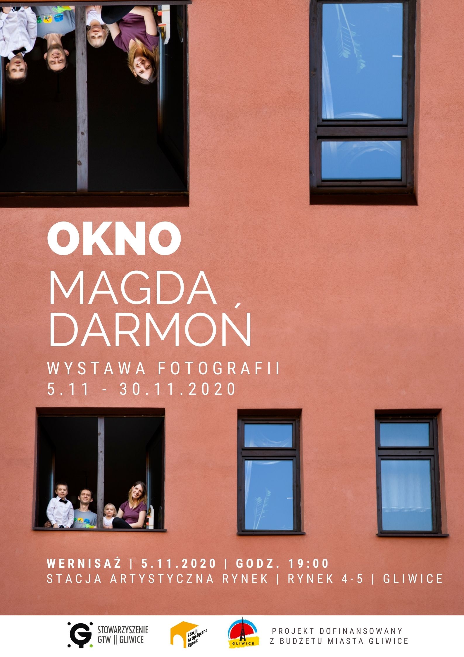Plakat ukazujący rodzinę w oknie, napis
