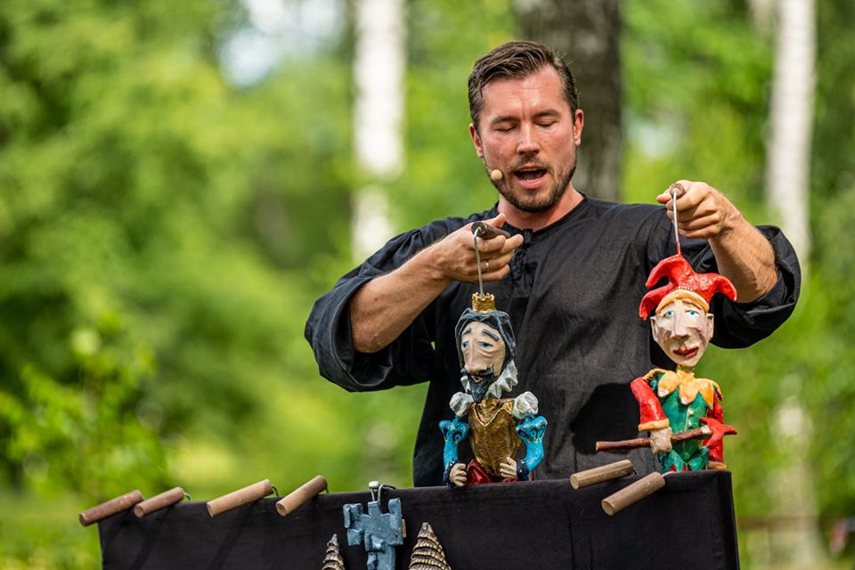 męzczyzna z marionetkami