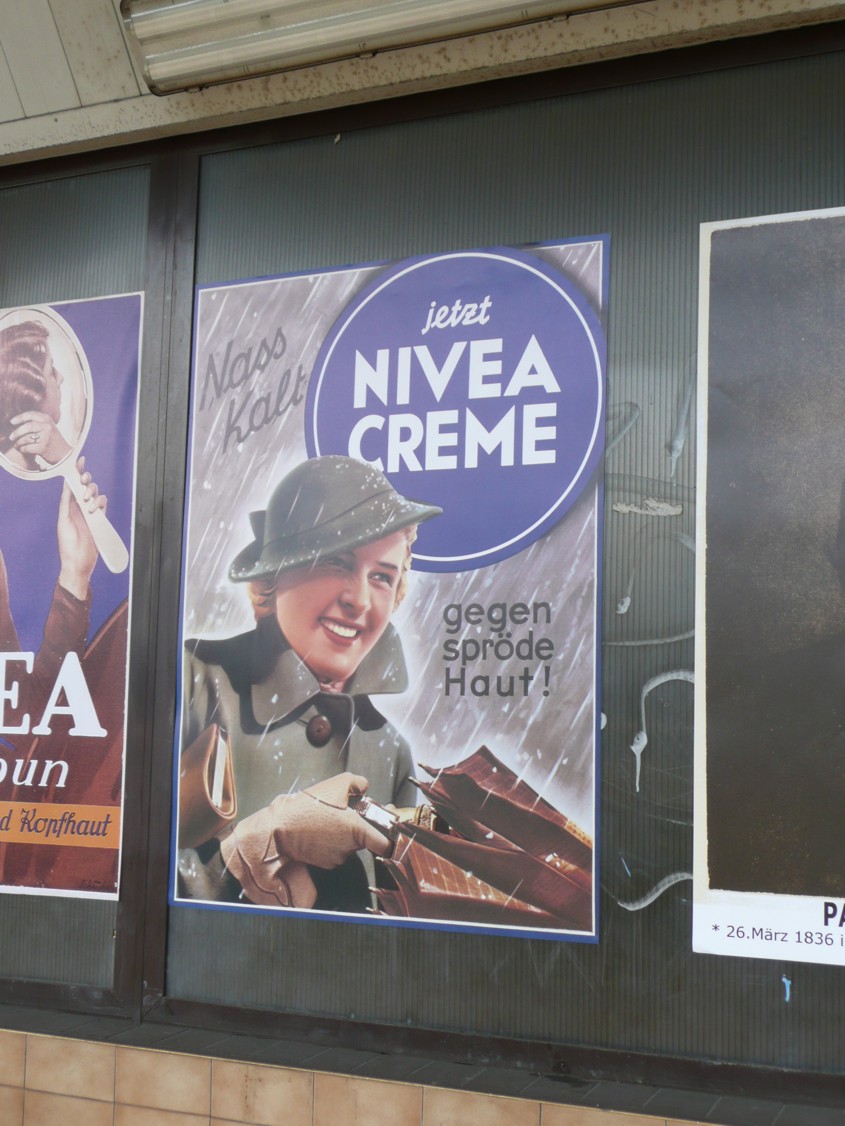 peron 4 dworca PKP udekorowany plakatami NIVEA
