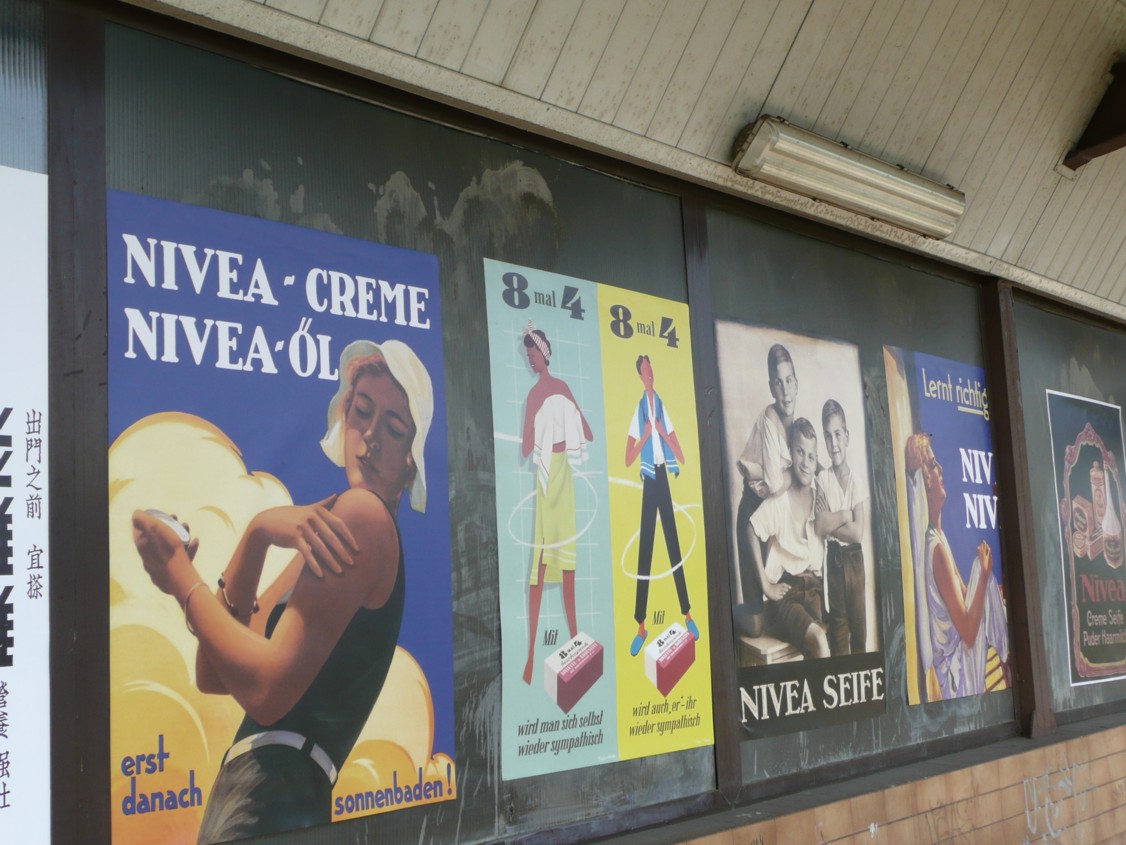 peron 4 dworca PKP udekorowany plakatami NIVEA peron 4 dworca PKP udekorowany plakatami NIVEA
