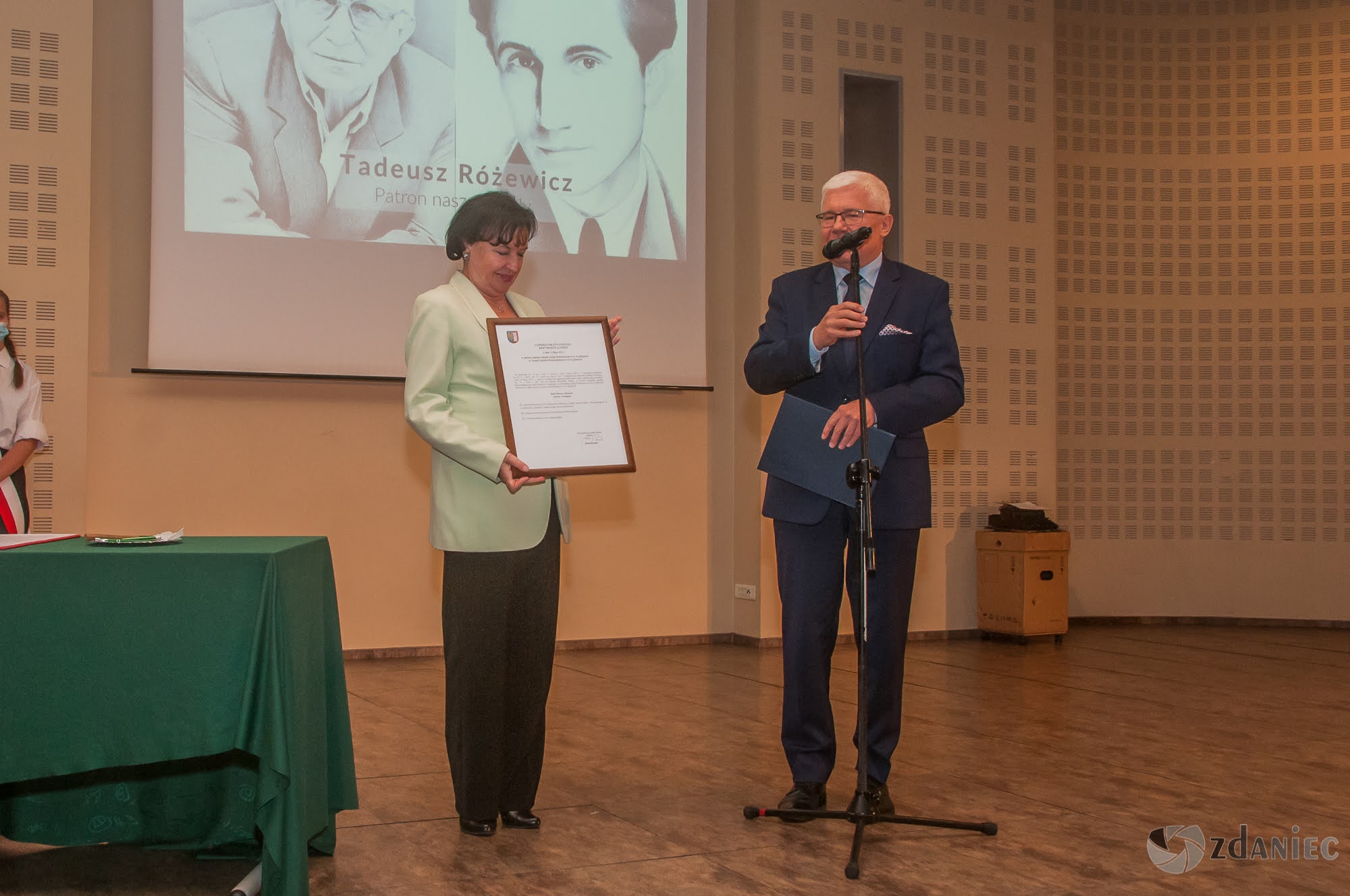 Uroczystość nadania imienia Tadeusza Różewicza Szkole Podstawowej nr 23 w Gliwicach foto: Z. Daniec