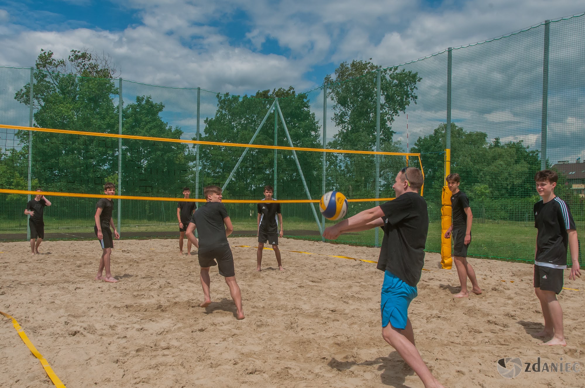 Otwarcie boiska do siatkówki plażowej w Zespole Szkół Łączności w Gliwicach