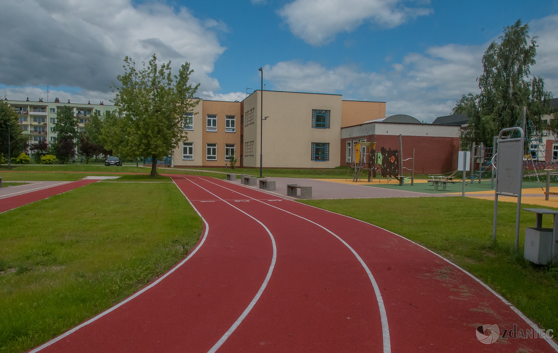 Modernizacja boisk przy ZSP nr 4 oraz doposażenie i modernizacja placu zabawa w ramach Budżetu Obywatelskiego (os. Obr. Pokoju)