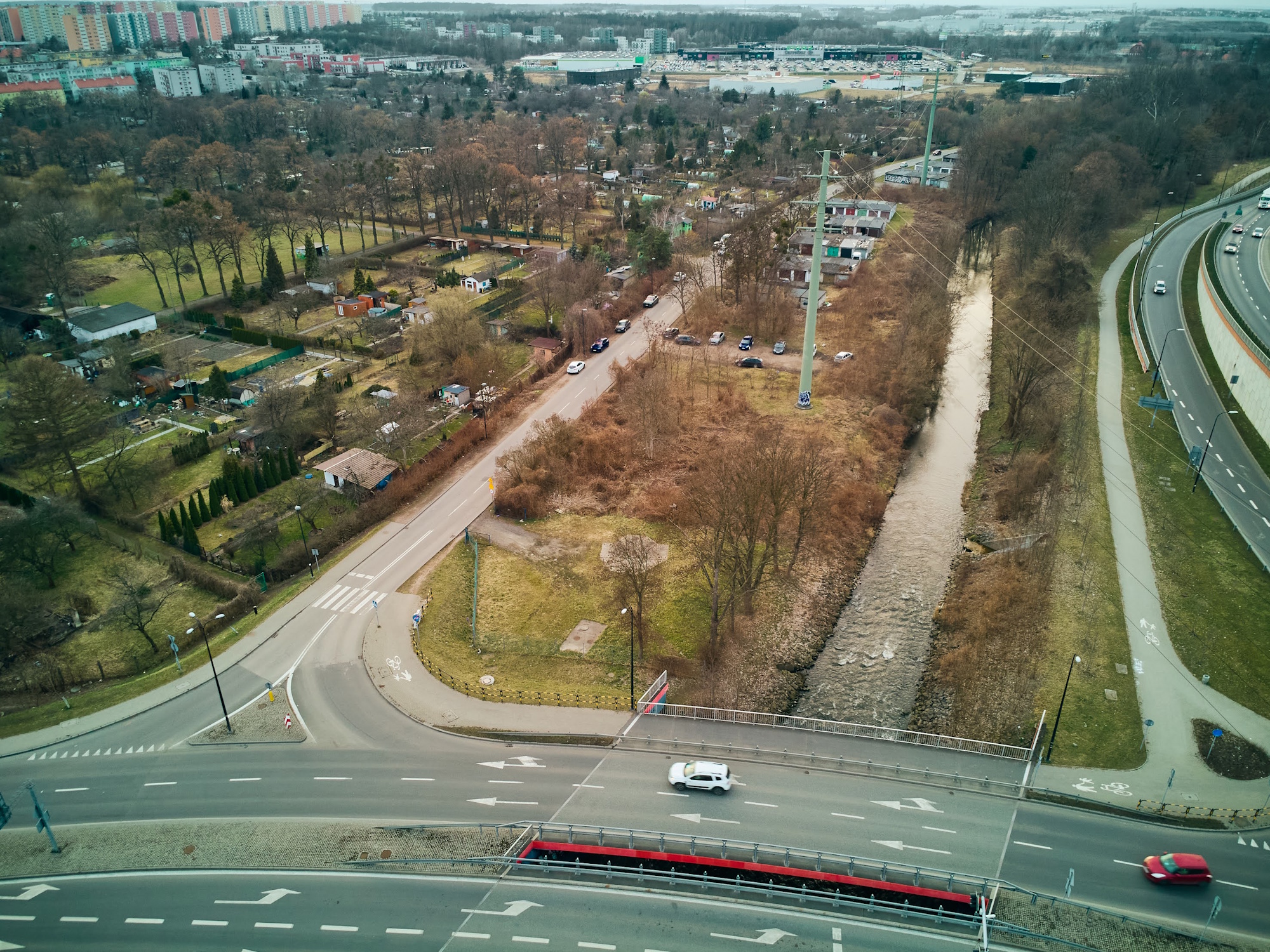 widok z góry na skrzyżowanie ulic Orlickiego i Nadrzecznej, po lewej ogródki dzilakow, po prawej Kłodnica i wjazd na Drogową Trasę Średnicową