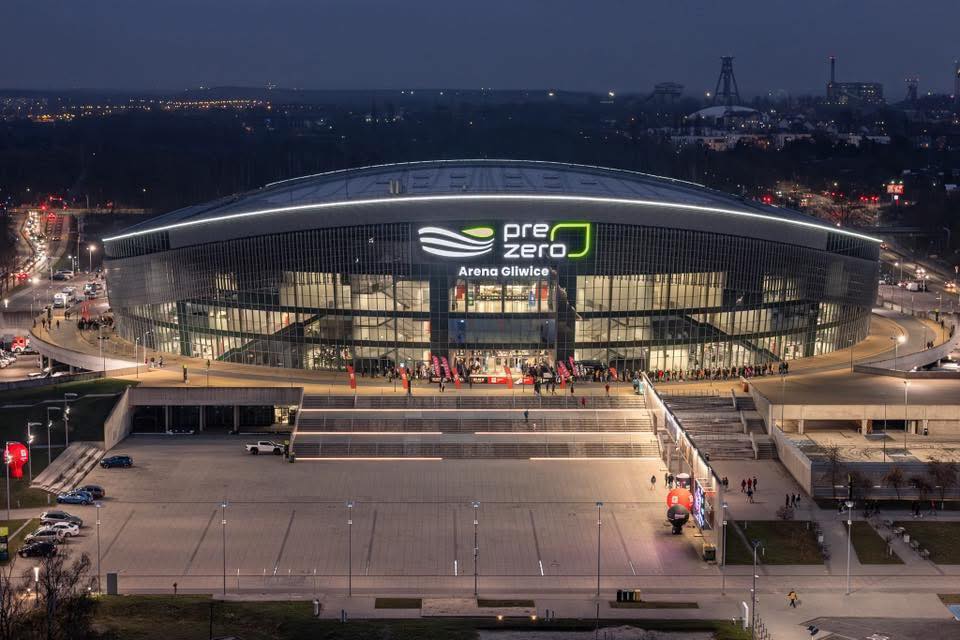 widok PreZero Areny na tle panoramy miasta wieczorną porą 