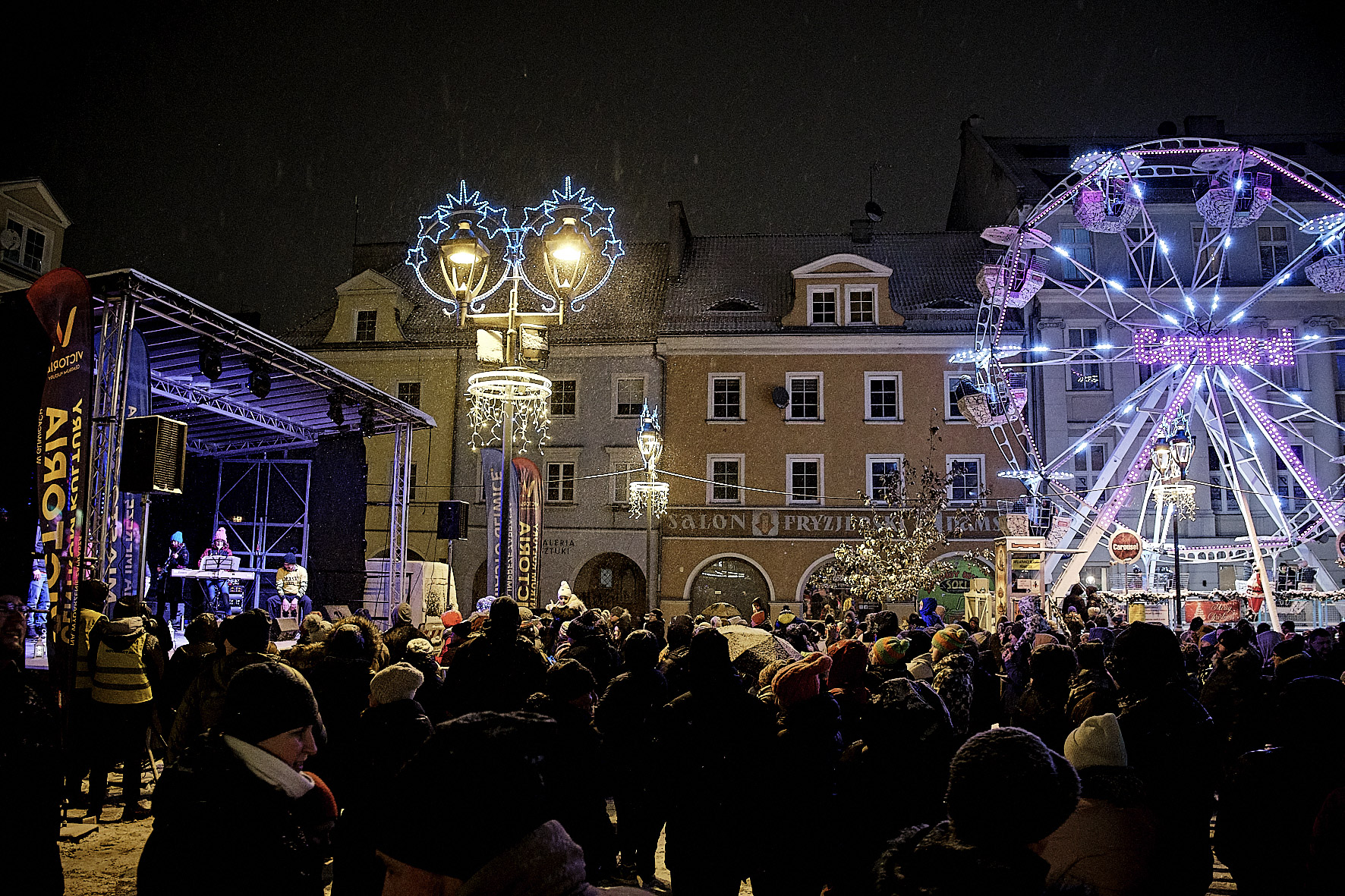 Publiczność przed sceną na Rynku