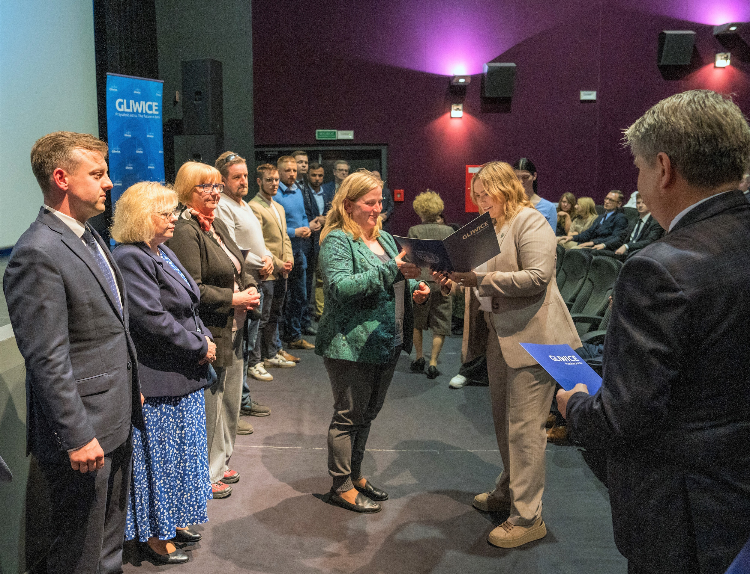 fot. G. Ożga/UM Gliwice Prezydent wręcza zaświadczenia wielu radnym
