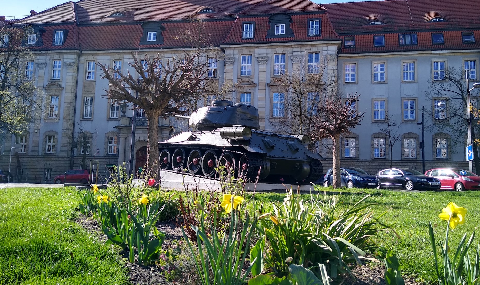 Fot. M.Foltyn/UM Gliwice czołg wśród zieleni