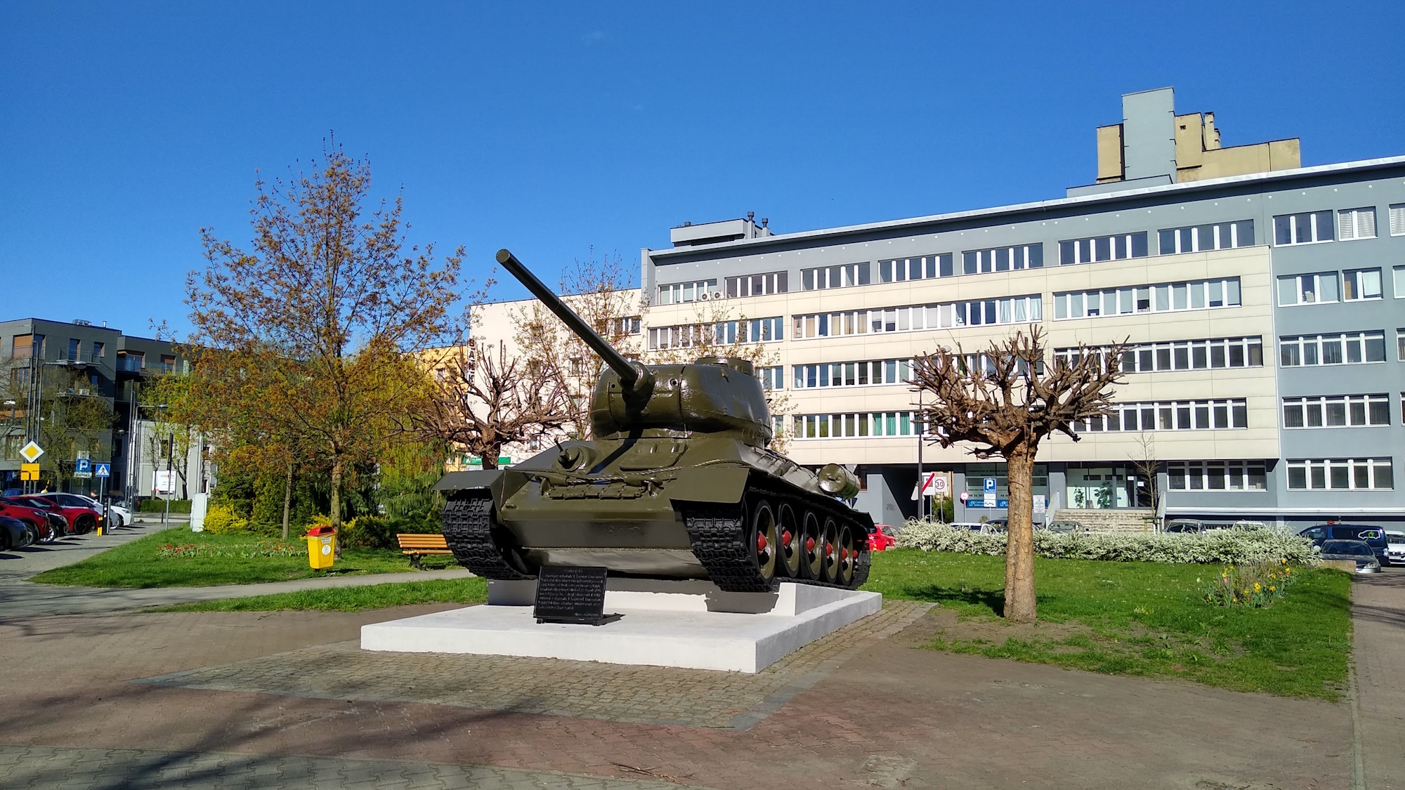 Fot. M.Foltyn/UM Gliwice czołg na tle budynku