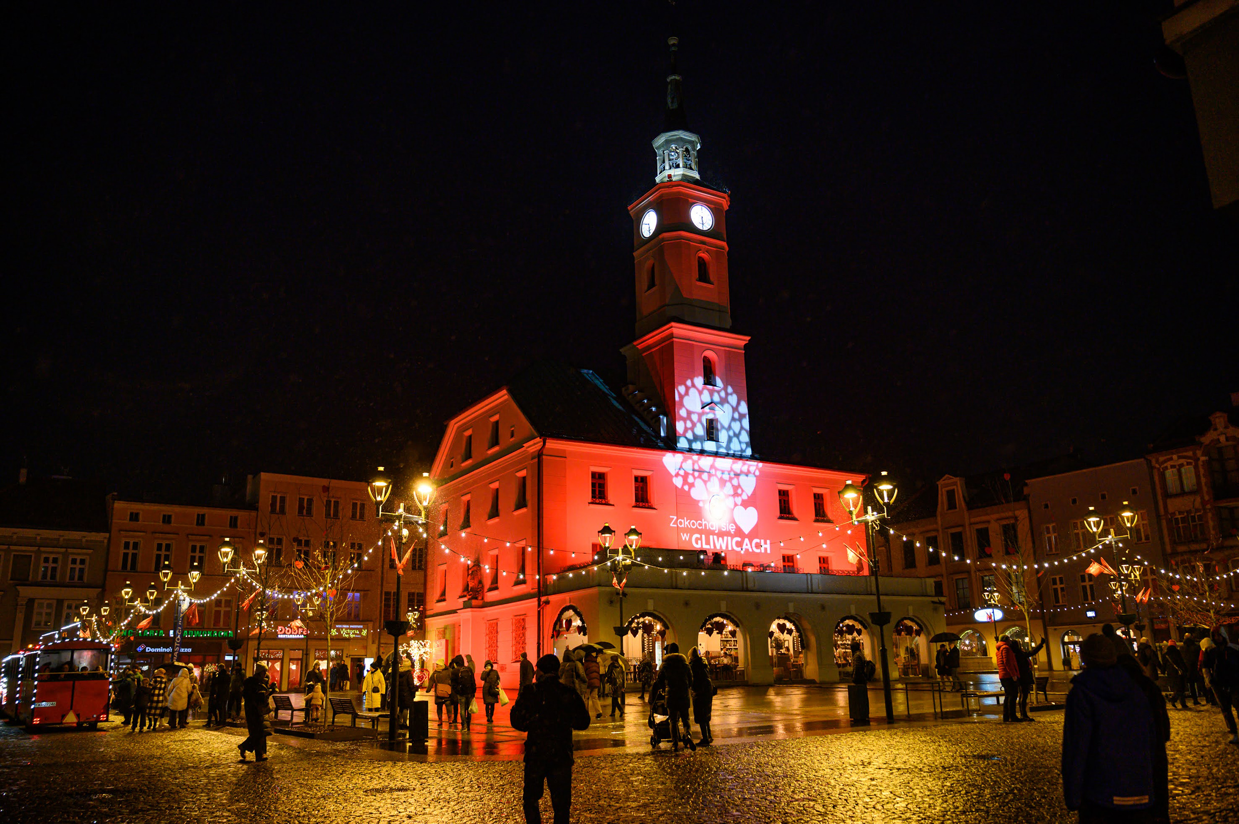 Rozświetlony dekoracyjnie Ratusz