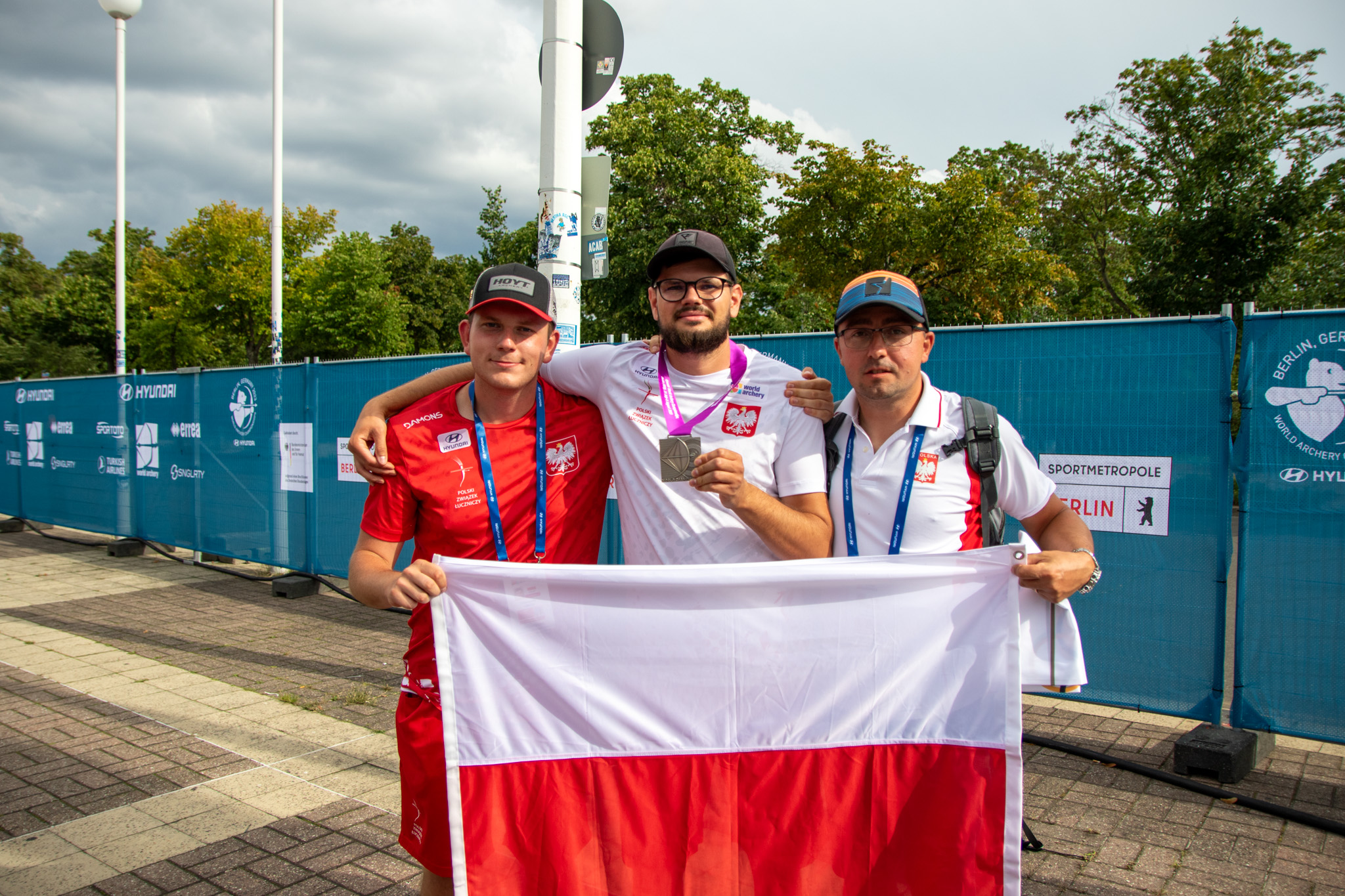 Łukasz Przybylski z medalem i flagą Polski