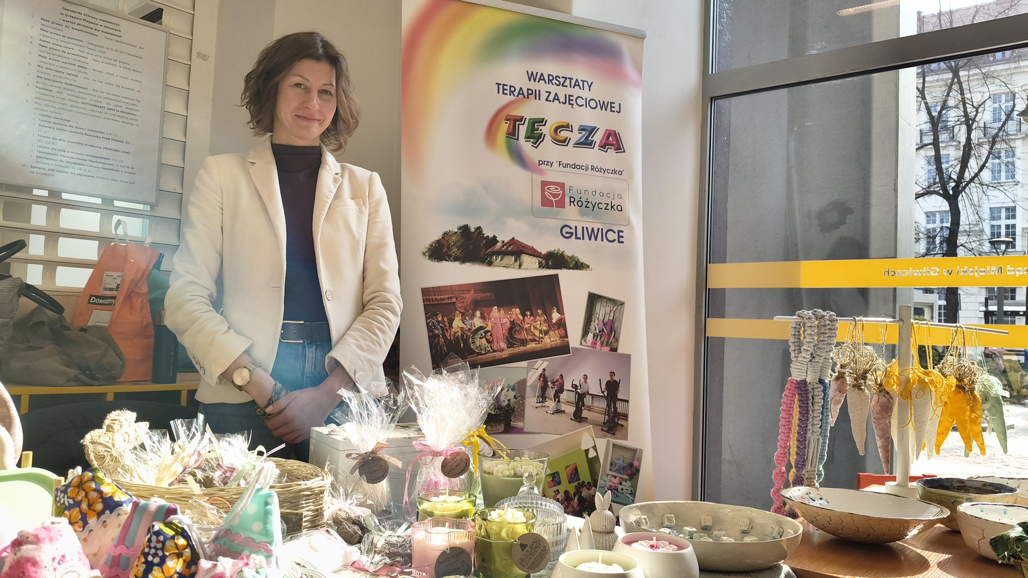 kobieta na kiermaszu z ozdobami