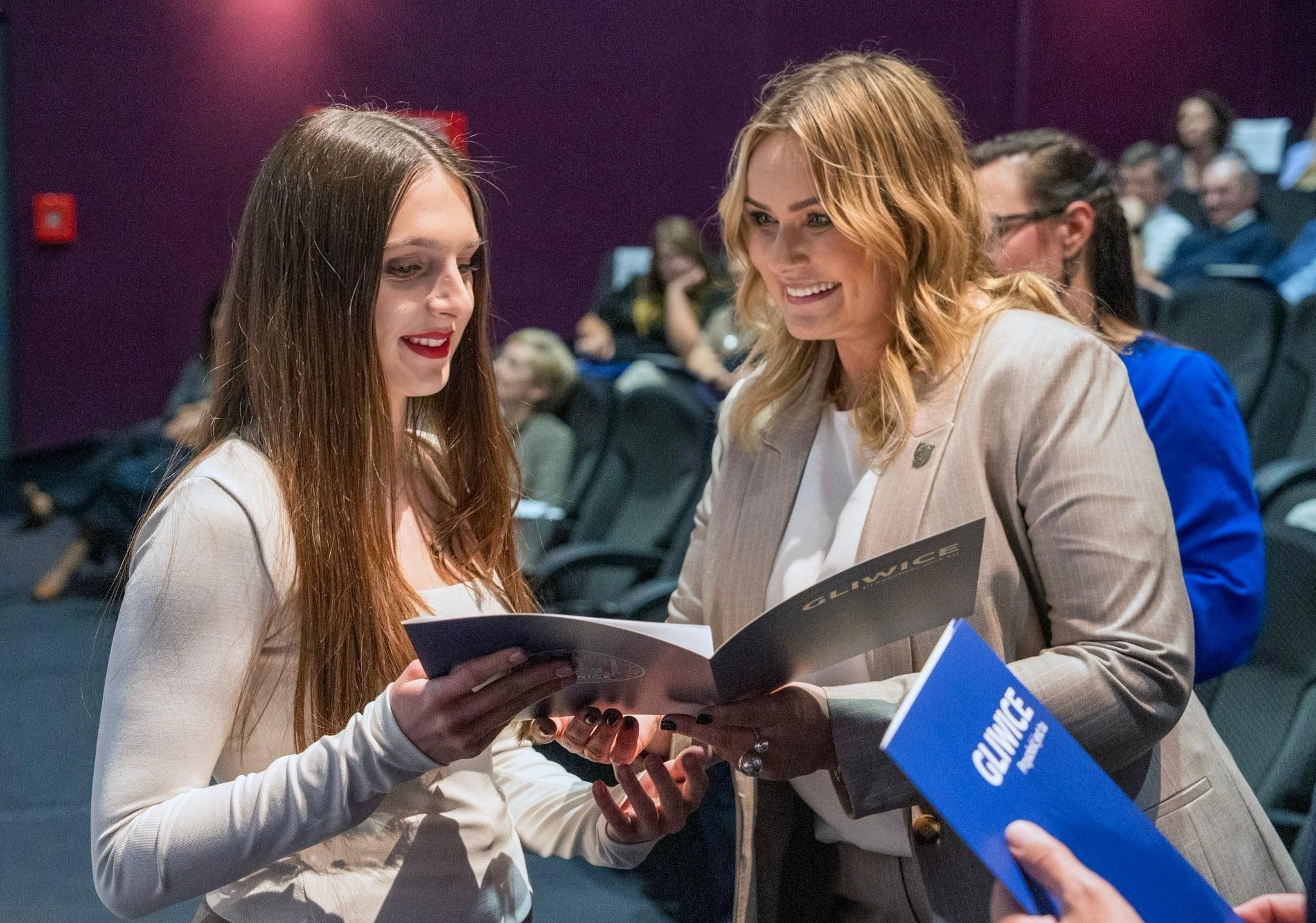 fot. G. Ożga/UM Gliwice Prezydent wręcza zaświadczenie radnej