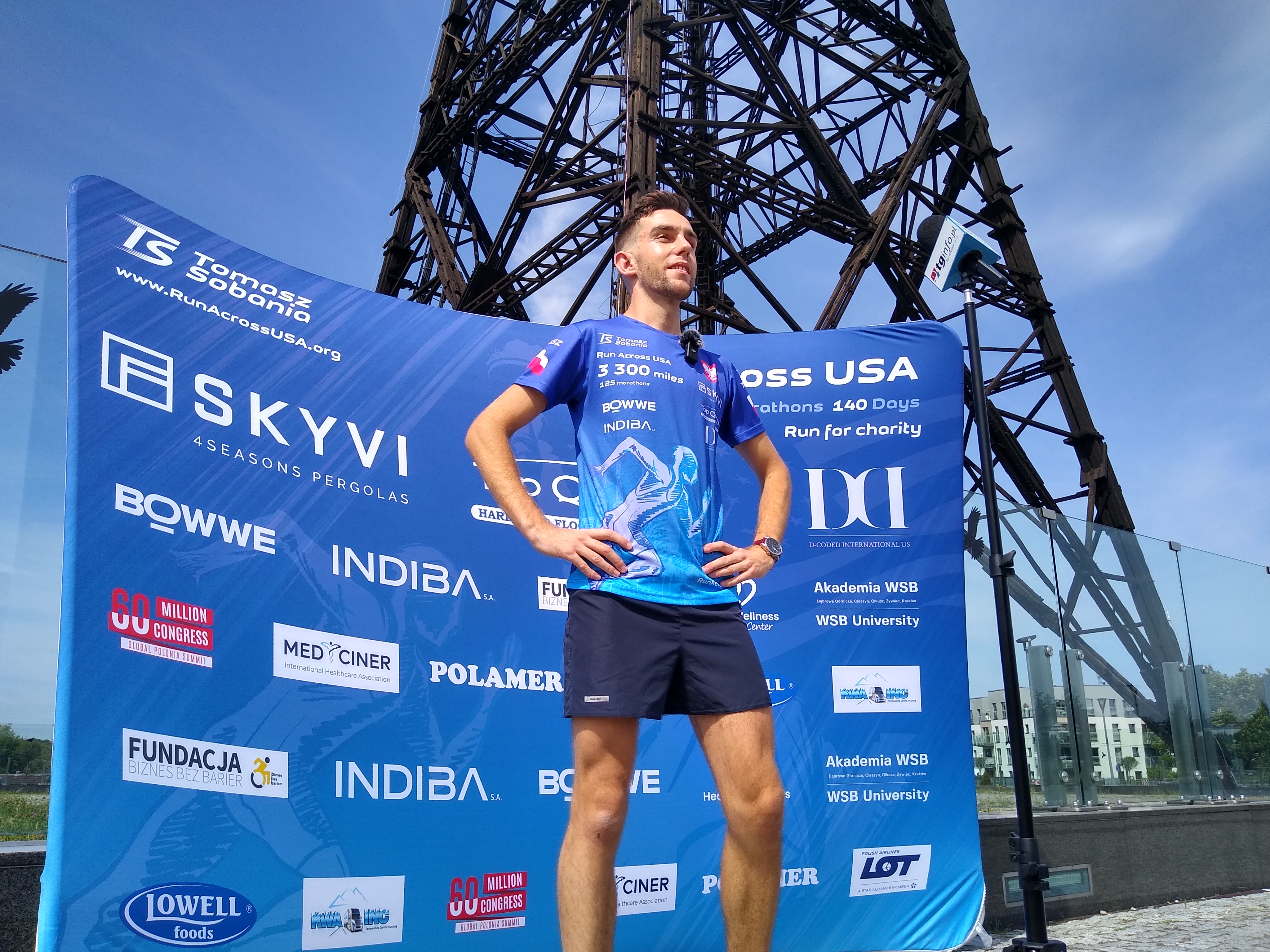 Tomasz Sobania podczas konferencji prasowej w Gliwicach, przed wyjazdem do USA. Fot. archiwum UM Gliwice Tomasz Sobania na ściance przy Radiostacji