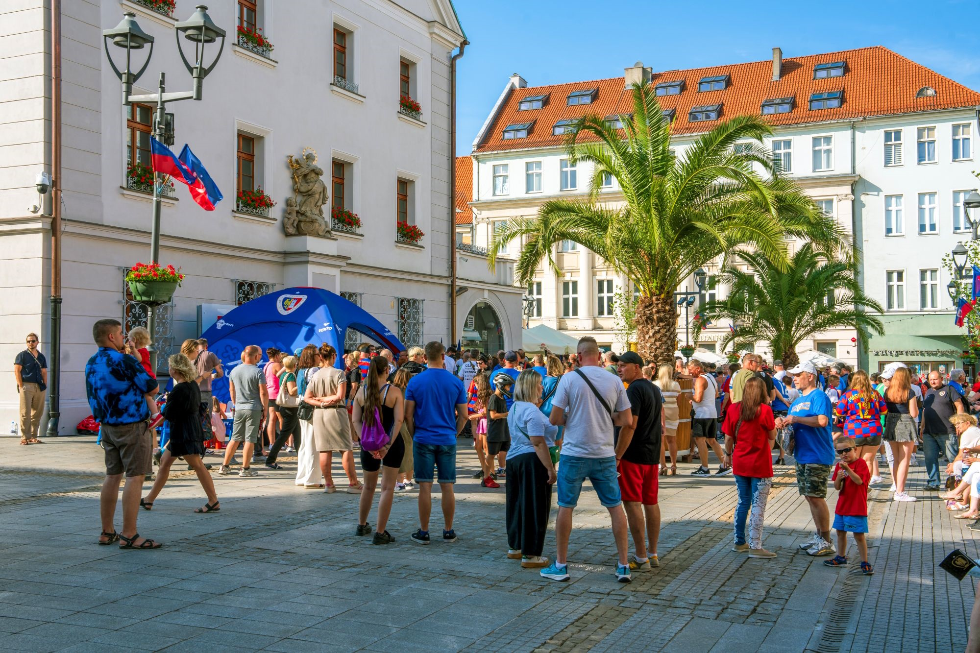 Fot. G.Ożga/UM Gliwice ludzie na Rynku wśród palm