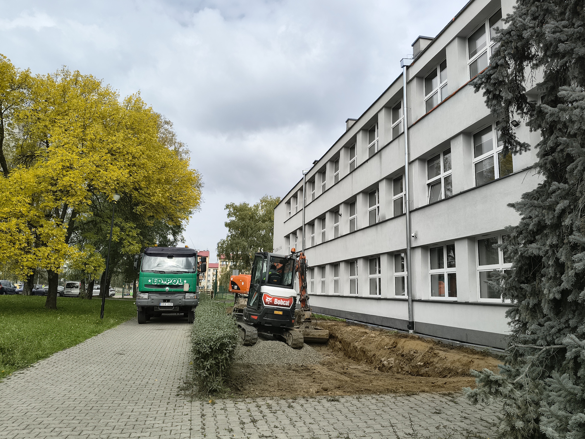 sprzęt ciężki przy budynku