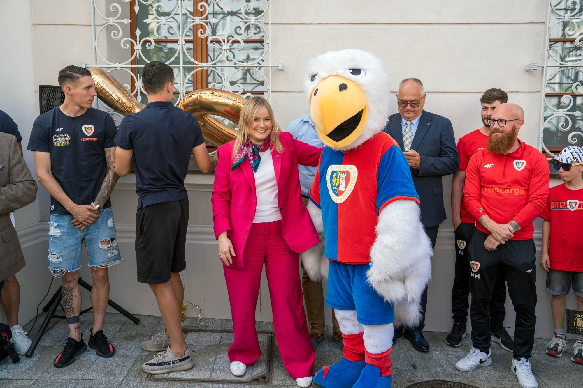 Fot. G.Ożga/UM Gliwice prezydent Gliwic z przedstawicielami Piasta i maskotką orłem Piasta