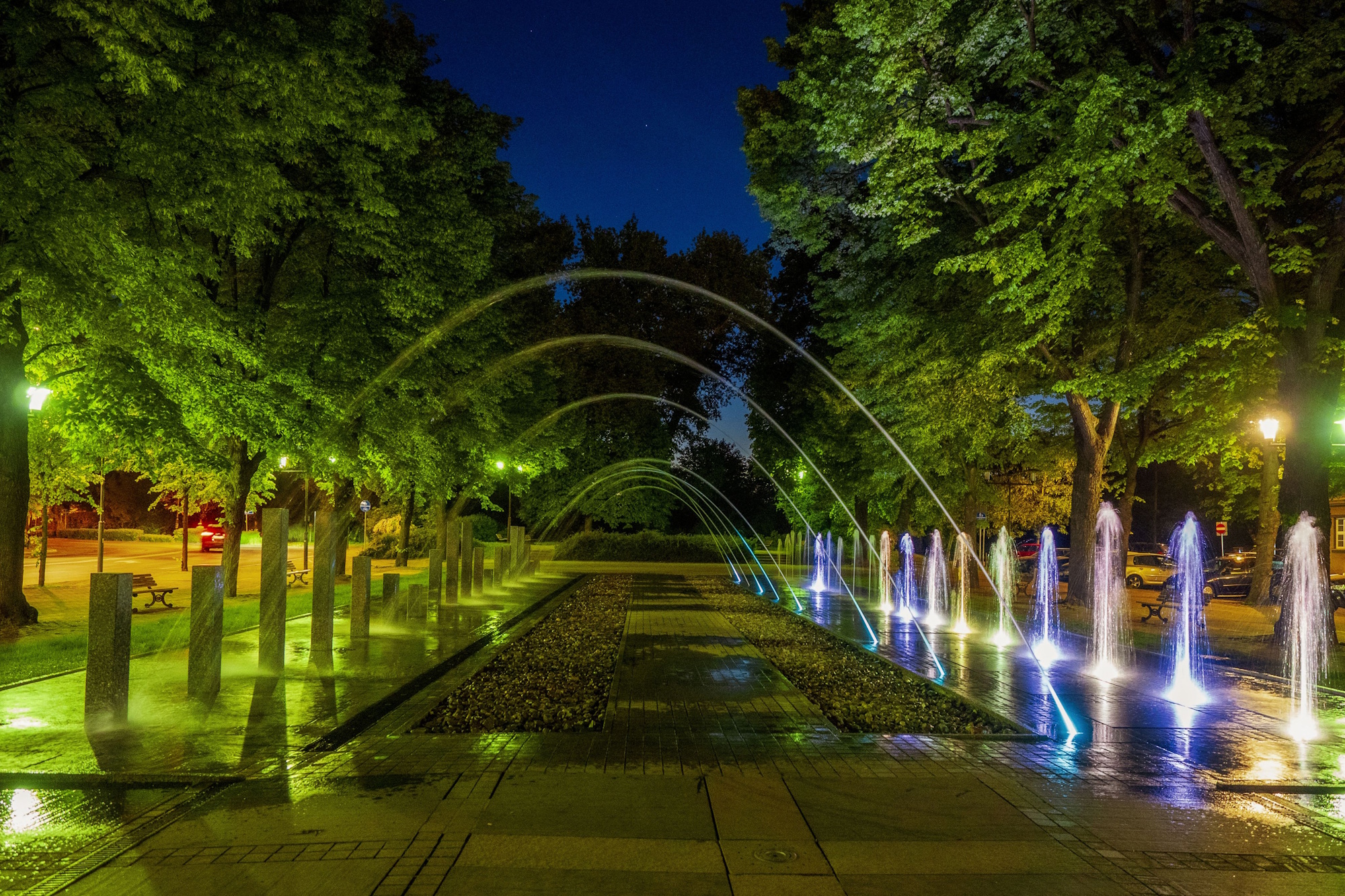 plac Piłsudskiego wśród drzew i fontanna tryskająca wodą