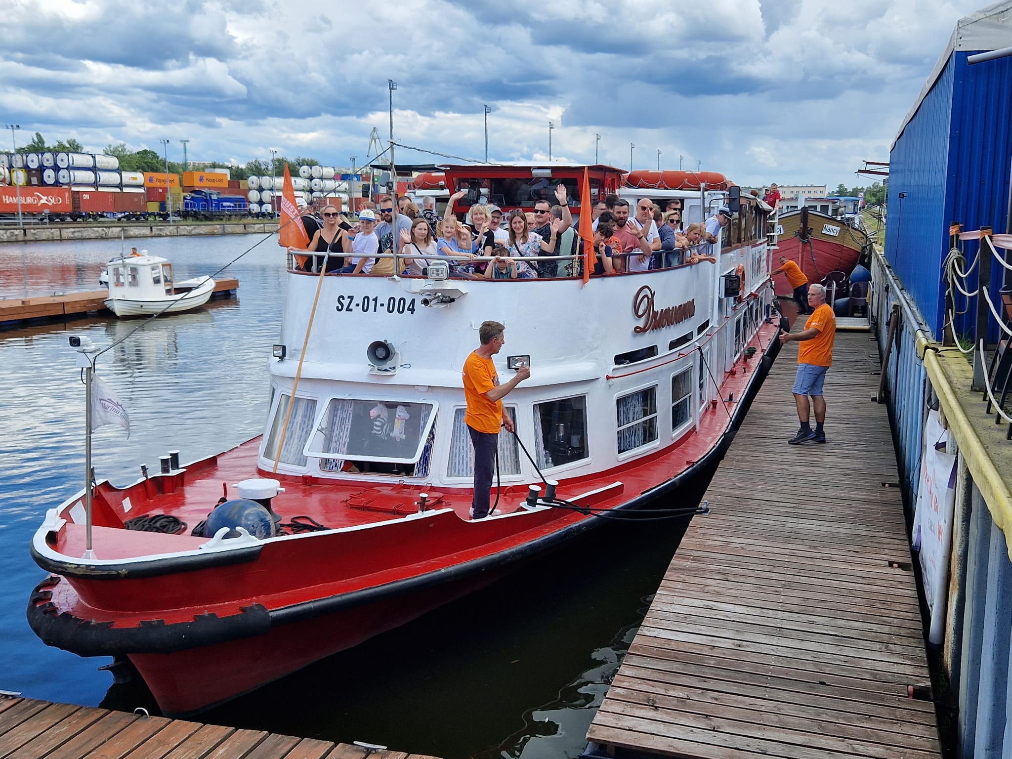 Pasażerowie machający z zabytkowego statku "Dziewanna"