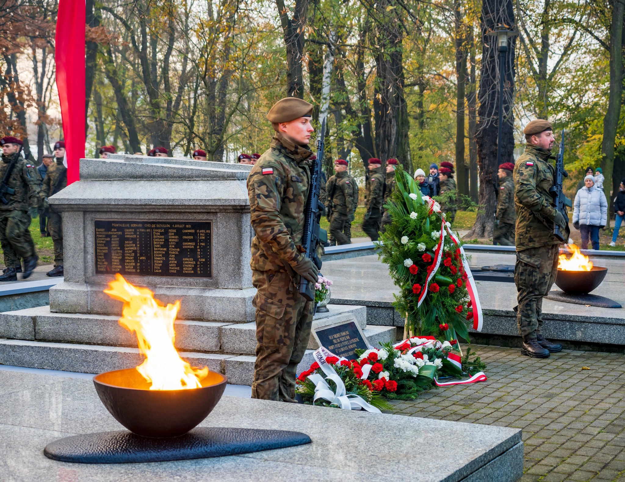 Żołnierze przy pomniku