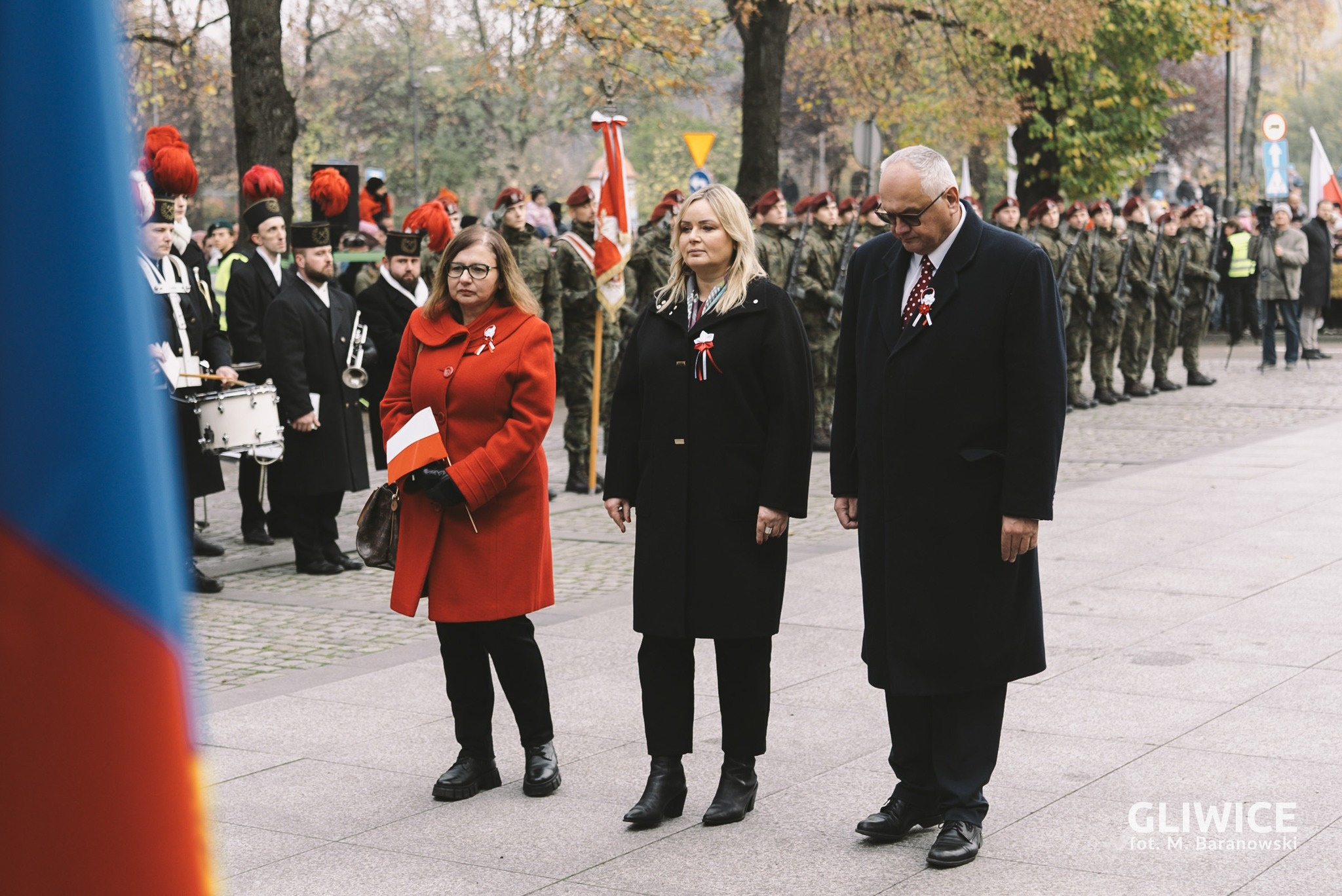 Wałdze miasta stoja przed pomnikiem