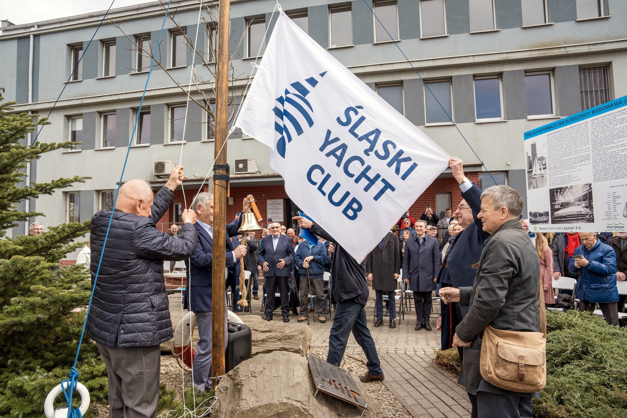 Fot. G. Ożga/ UM w Gliwicach Wciągnięcie na masz flagi Śląskiego Yacht Clubu