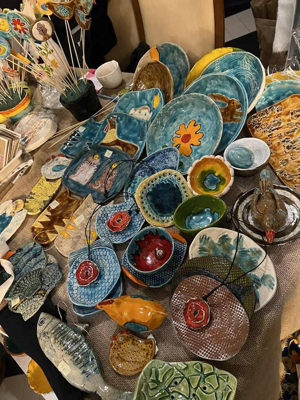 przedmioty z kolorowej ceramiki