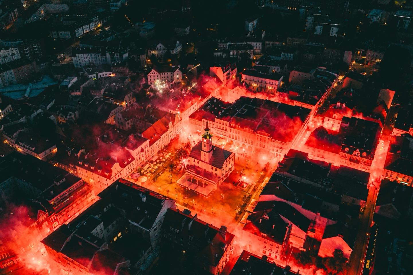 Fot. Mosquidron/ UM w Gliwicach feta na |Starówce - race, sztuczne ognie, ujęcie z góry