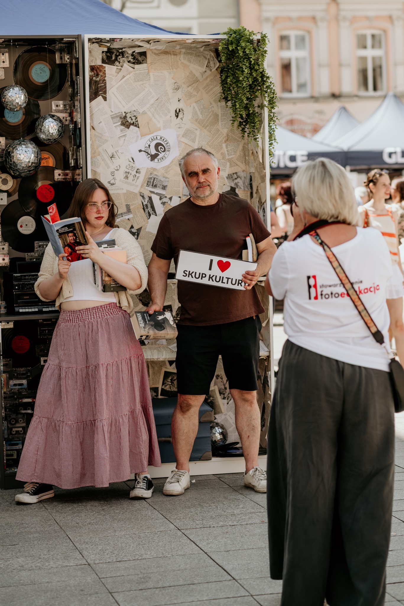 kobieta i mężczyzna trzymają napis i love skup kultury