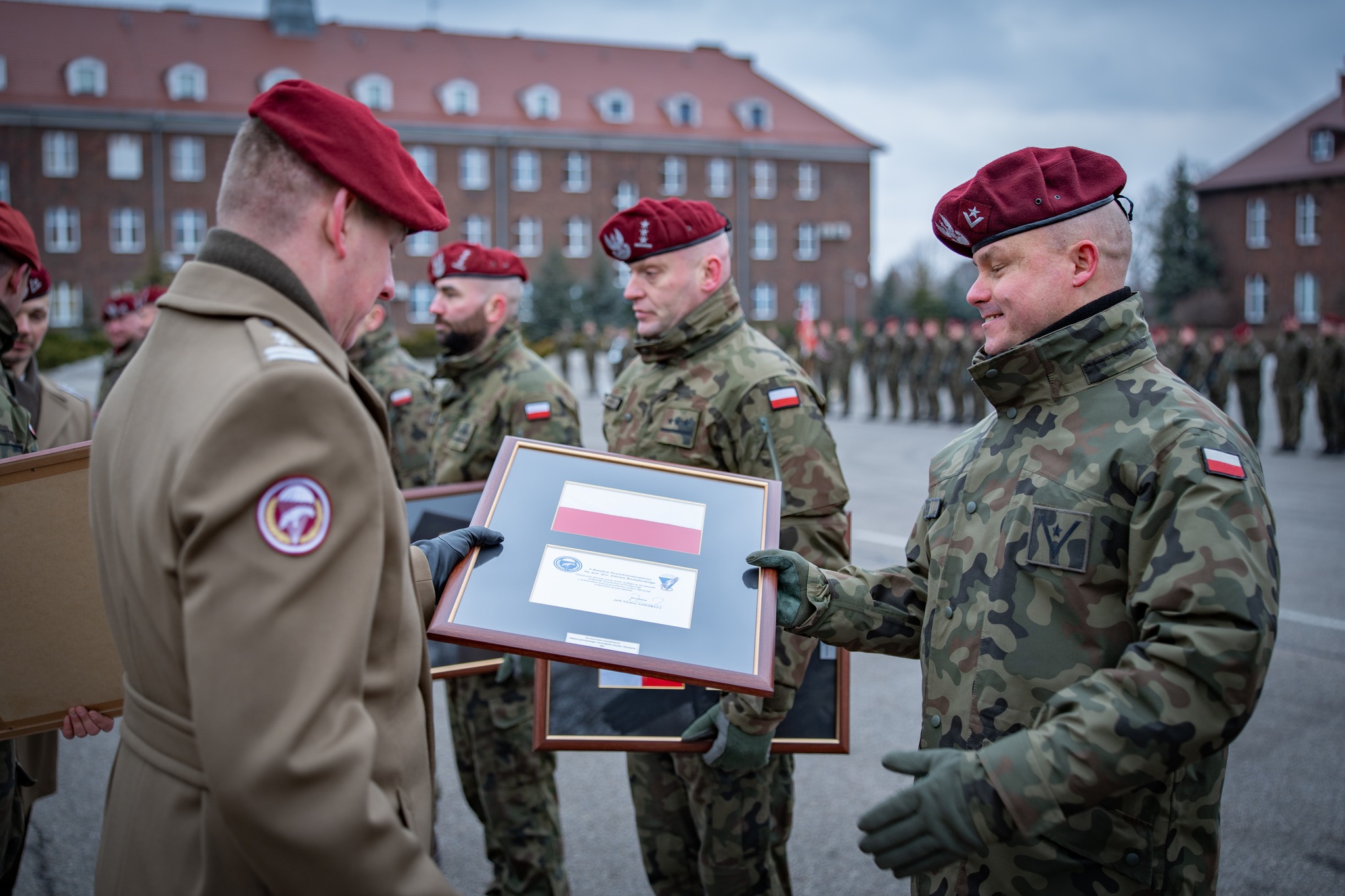 Żołnierze odbierający nagrody