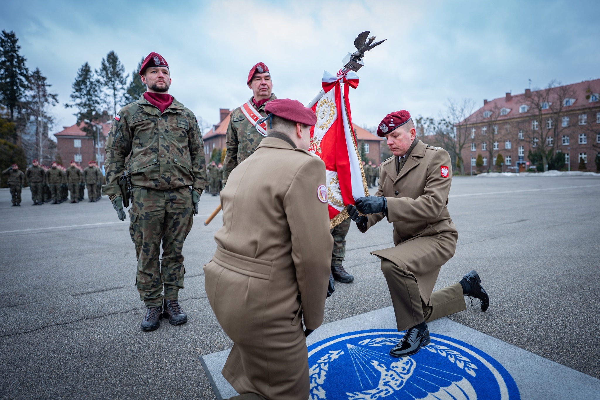 Nowy dowódca odbierający sztandar jednostki