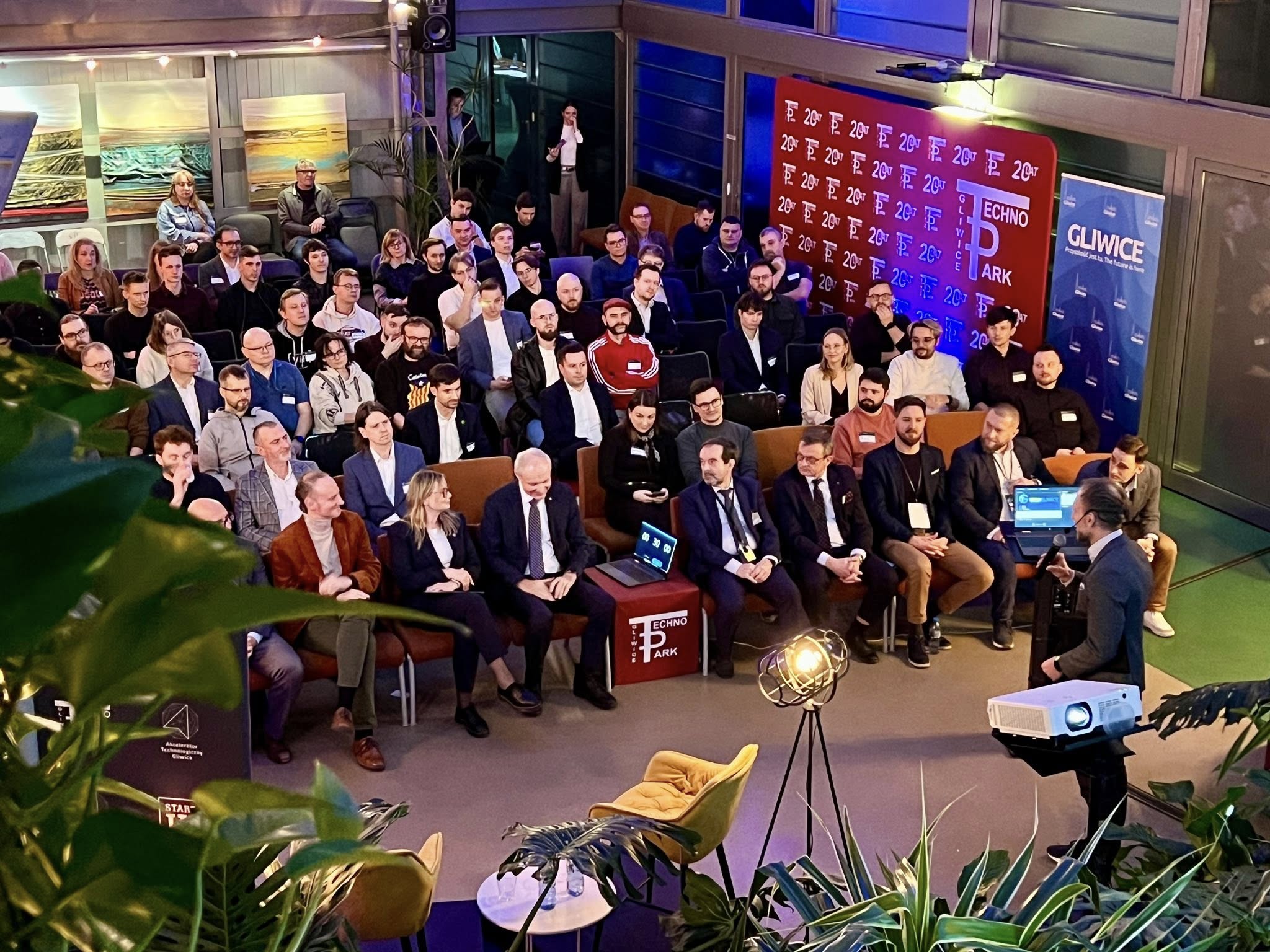 sala Technoparku Gliwice szczelnie wypełniona uczestnikami spotkania Tech Gliwice, przemawia dyrektor Technoparku