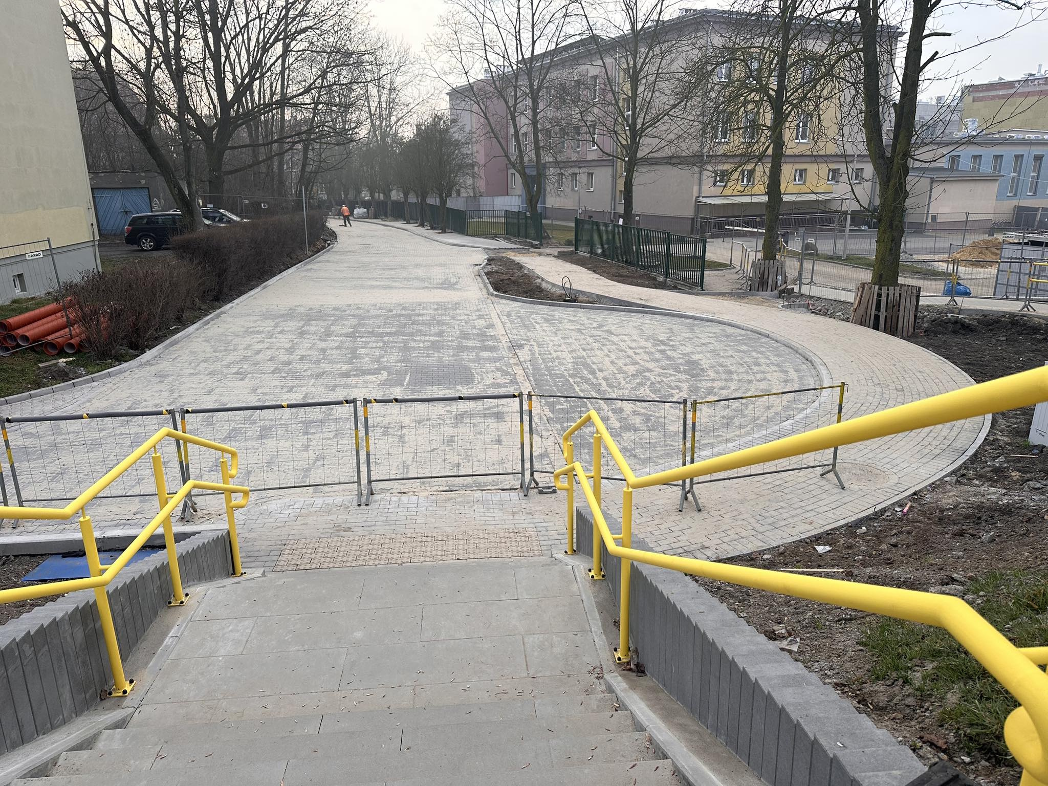 żółte barierki przy szkole