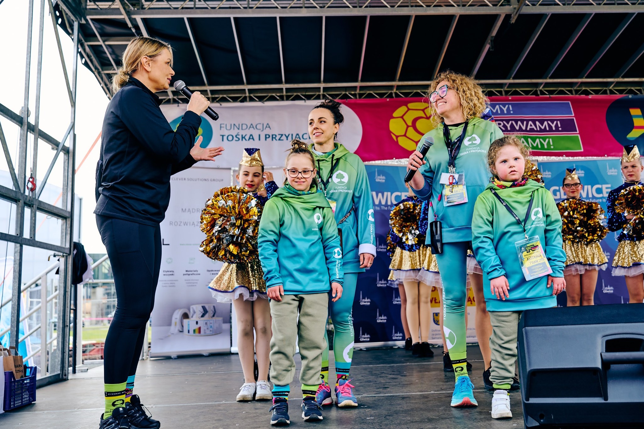 Dzieci z prezydent Gliwic na scenie
