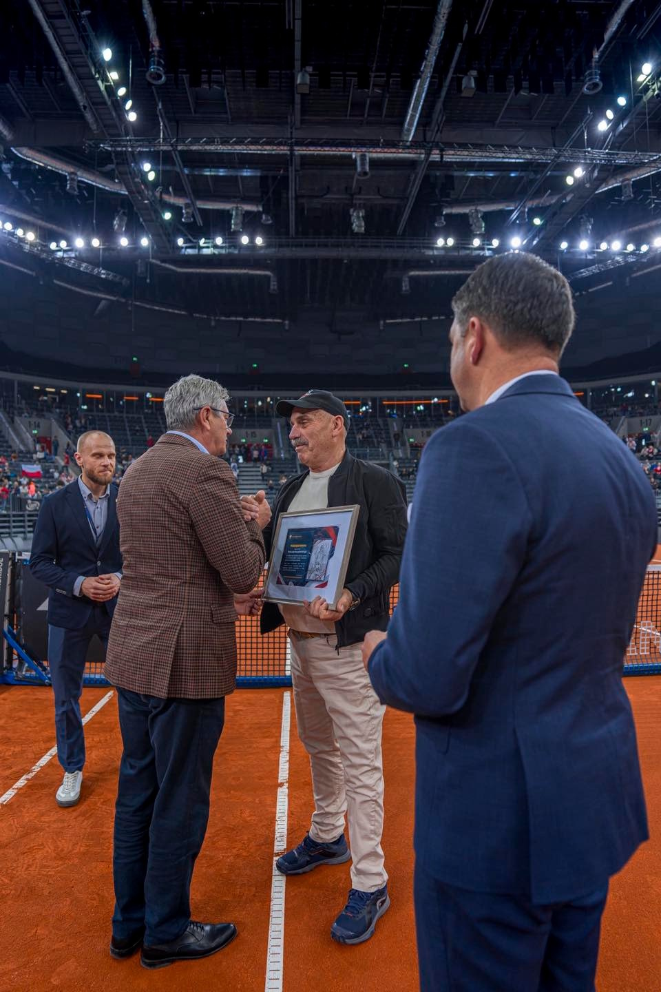 Tadeusz Kruszelnicki odbierający nagrodę