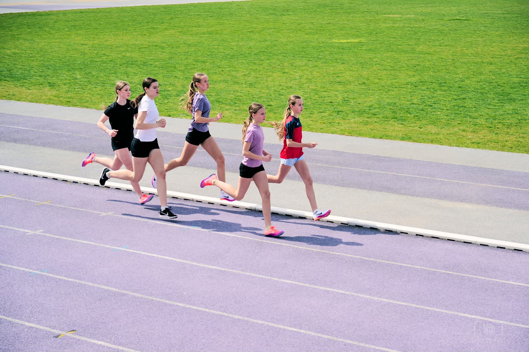 pięcioro młodych ludzi biegnie