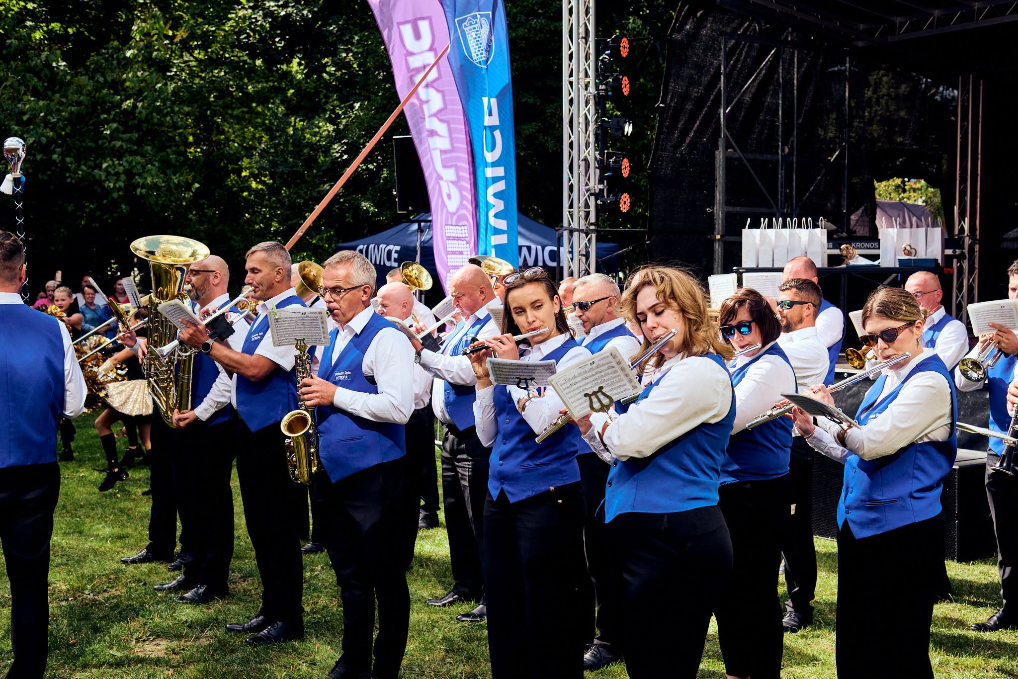 orkiestra z instrumentami